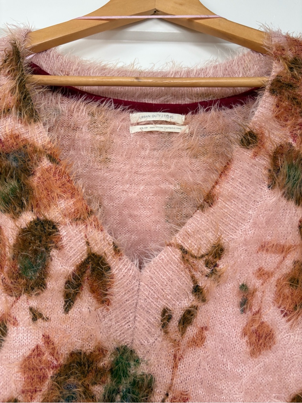 Urban Outfitters Women's Oversized Floral Fuzzy Soft V-Neck Sweater Size XS - Picture 4 of 13